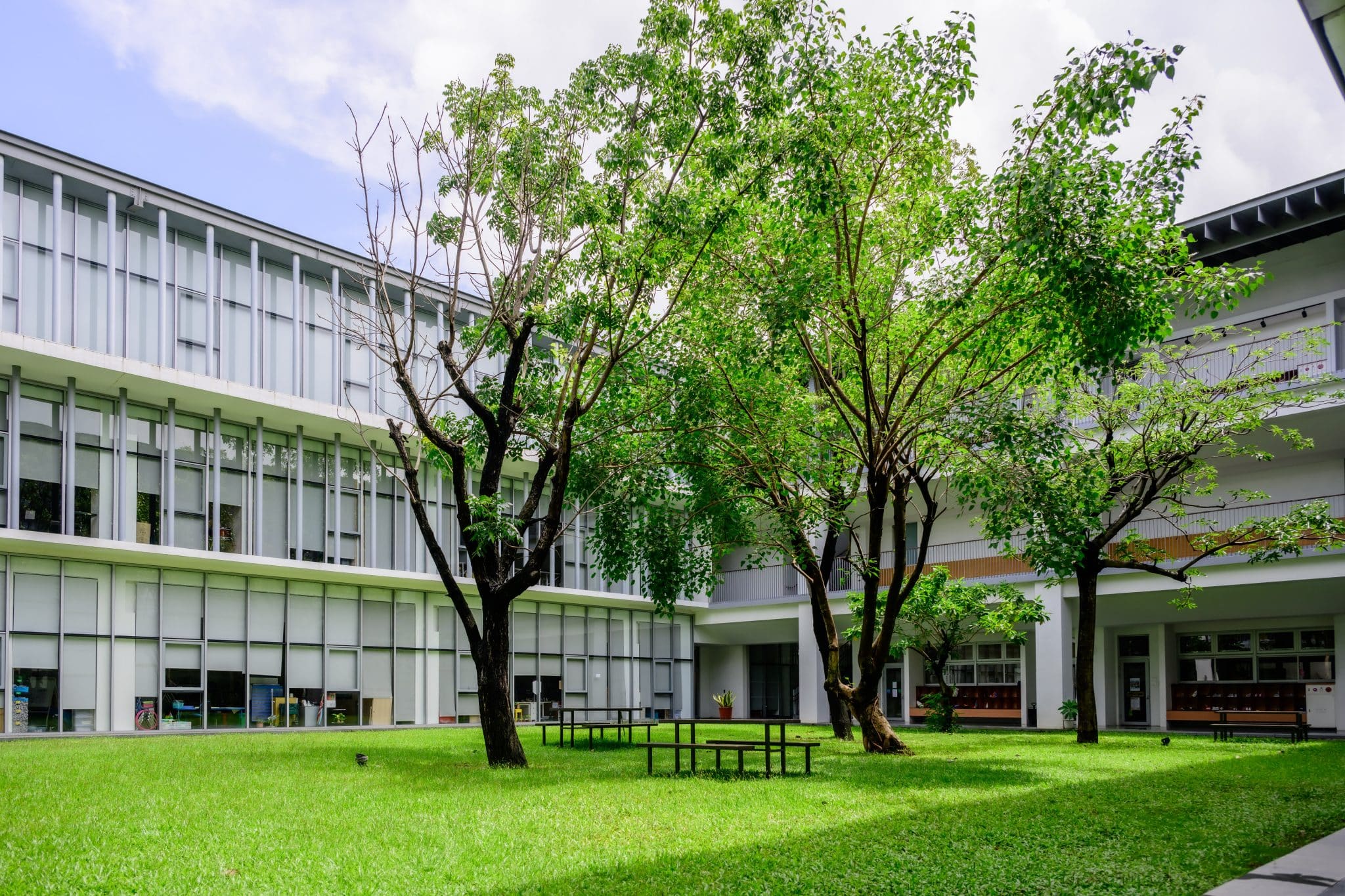 The school architecture was designed with the local culture in mind. In Taiwanese tradition, courtyards are a place for people to gather, connect, and communicate. 